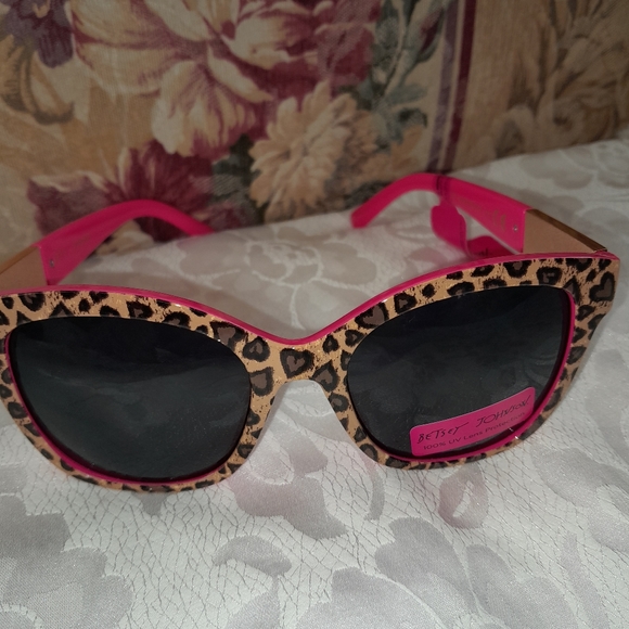 Betsey Johnson Not So Basic Sunglasses - Picture 7 of 8